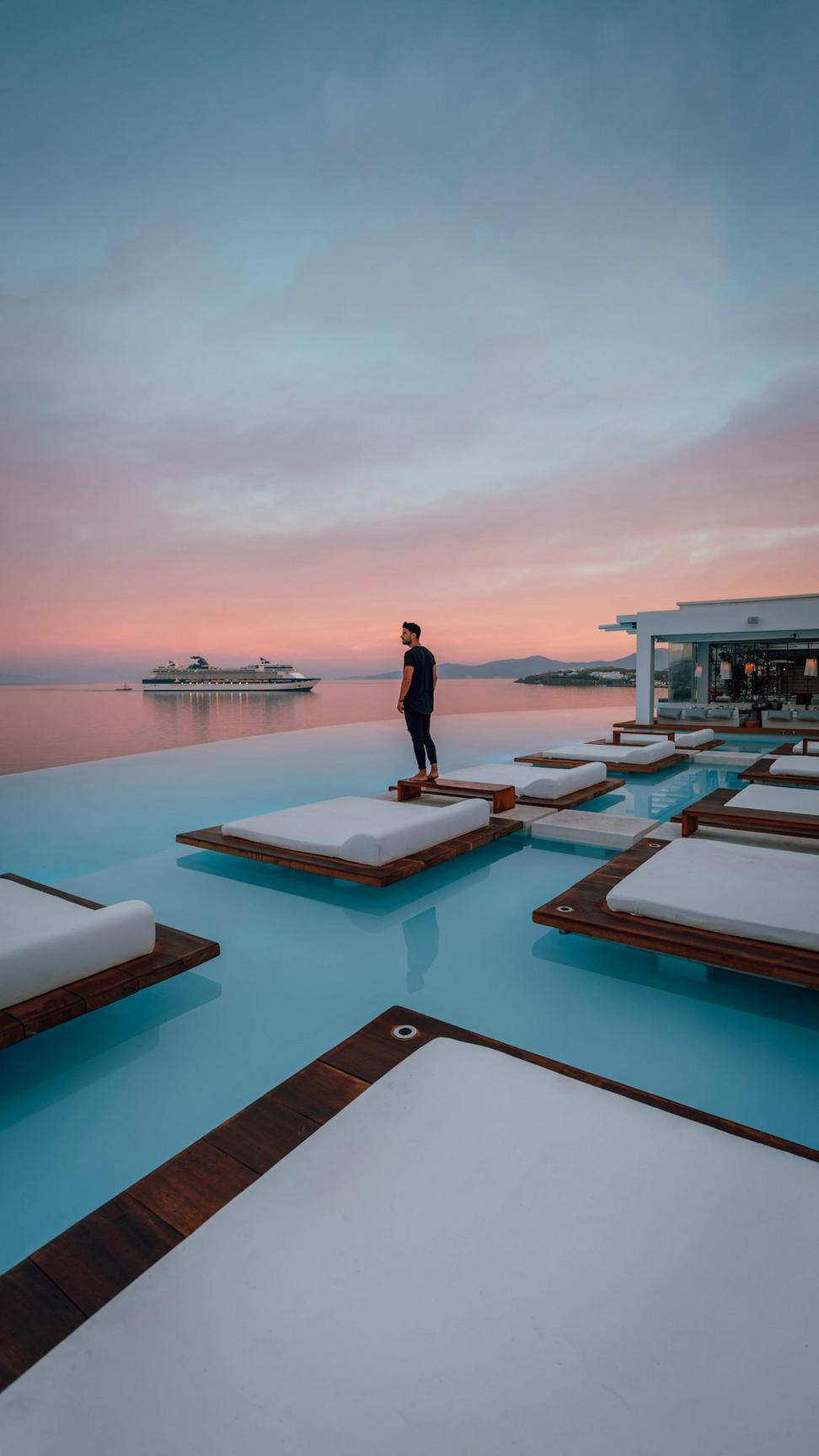 Rooftop Pool & Bar